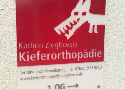 Künster-Druck GmbH Andernach für Neuwied, Koblenz, Mittelrhein, Folierung, Hausschild, Praxisschild, Werbeschild, transparentes Schild, Öffnungszeiten